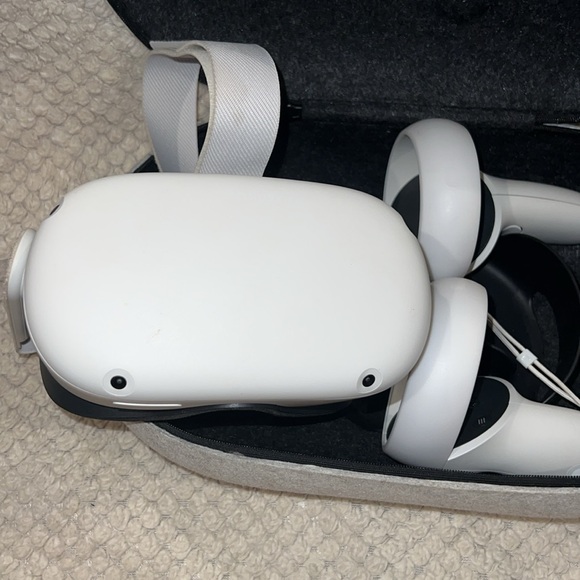 Oculus Quest 2 64gb - Picture 3 of 5